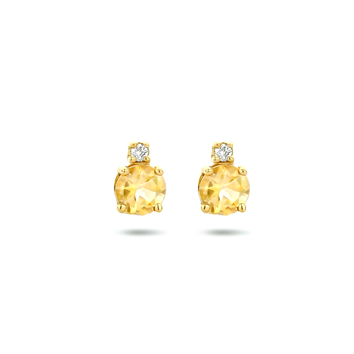 Vooraanzicht van de gouden oorknopjes met citrien en diamant van 14 karaat.
