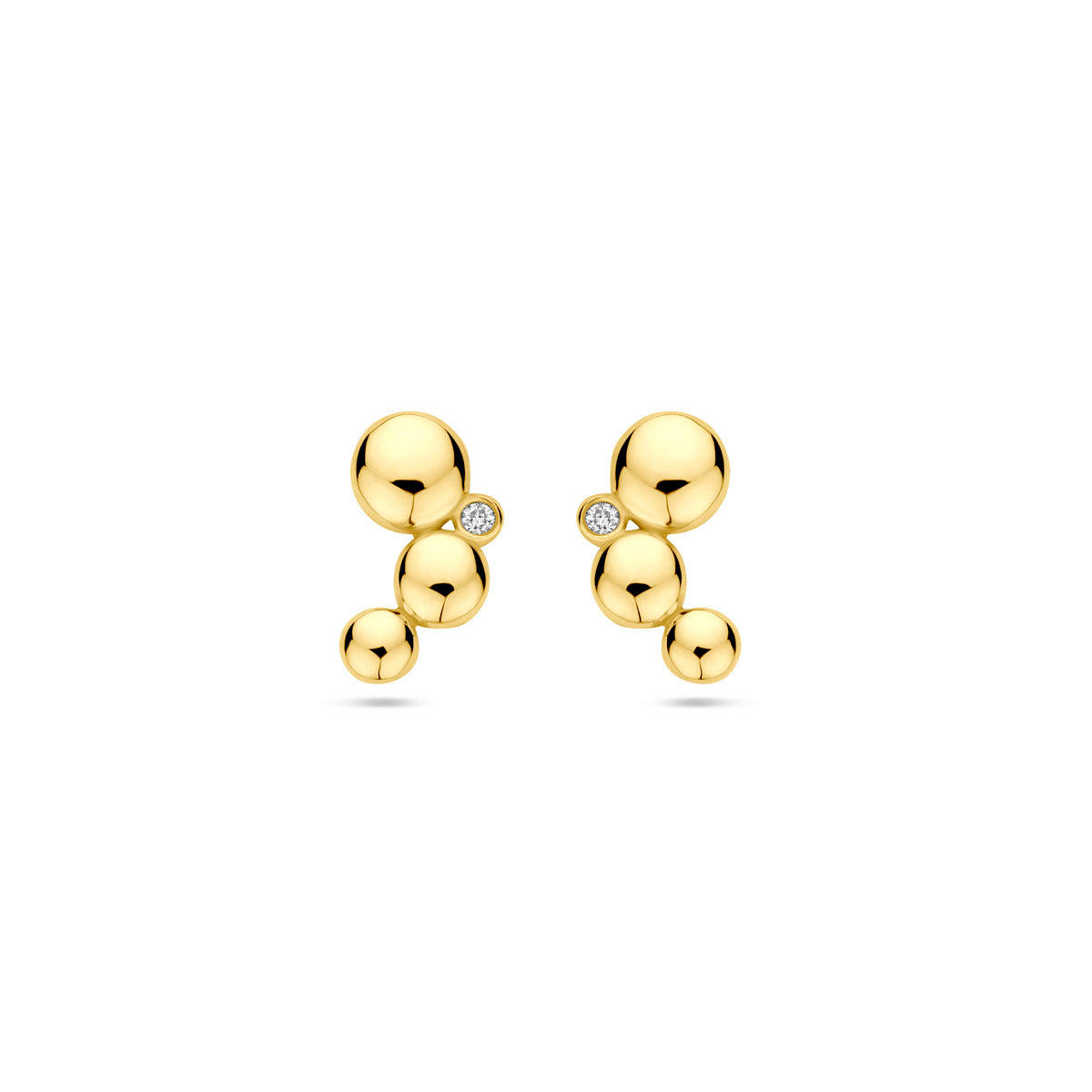 Vooraanzicht van de gouden oorknopjes met diamant van 14 karaat.