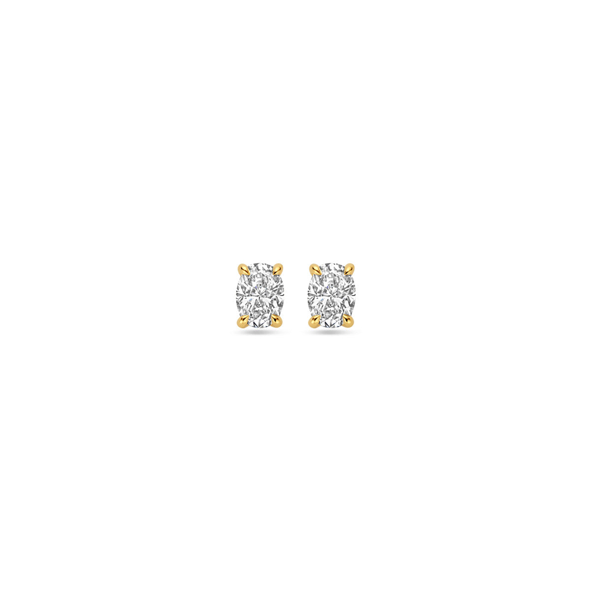 Vooraanzicht van de gouden oorknopjes met lab grown diamant van 14 karaat.