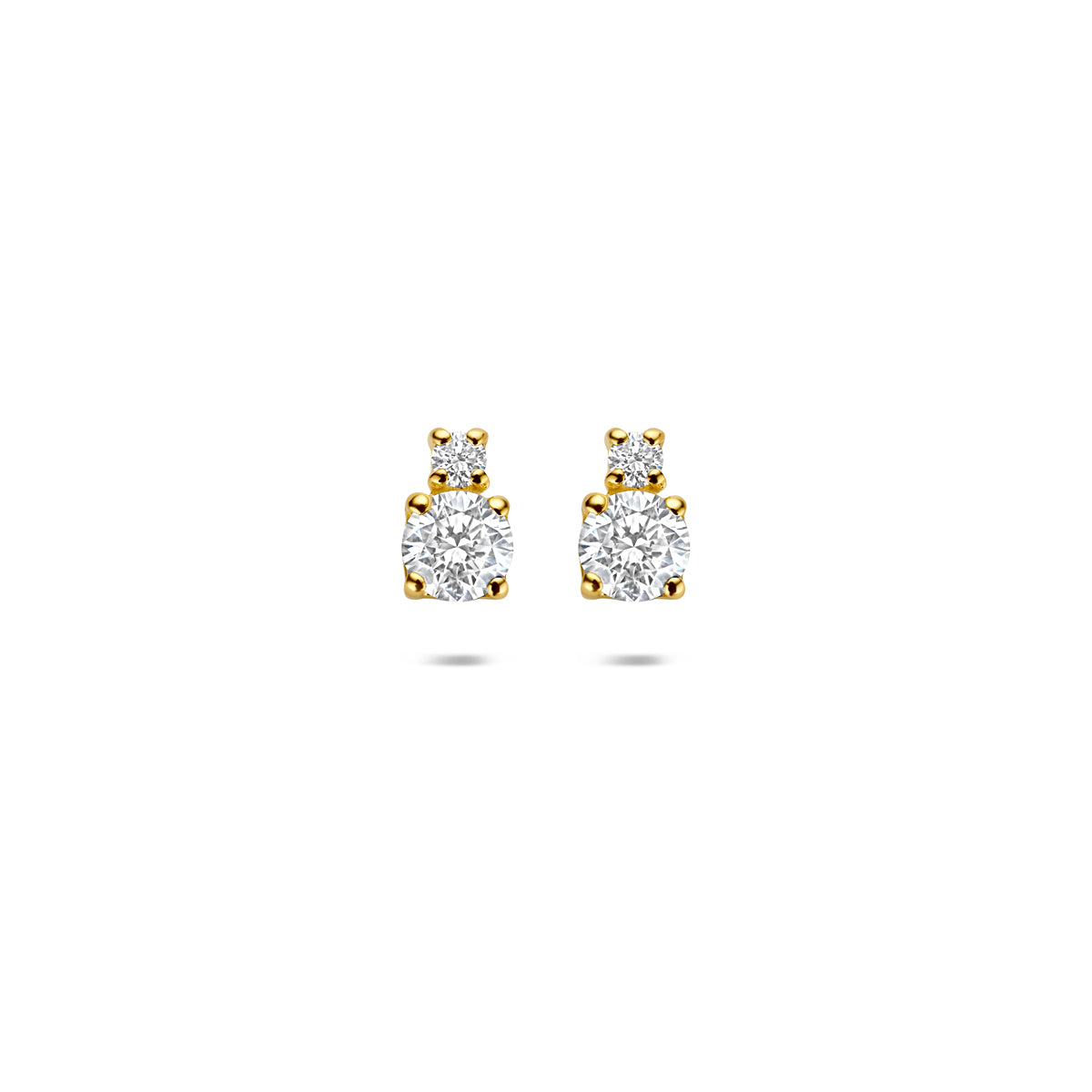 Vooraanzicht van de gouden oorknopjes met lab grown diamant van 14 karaat.