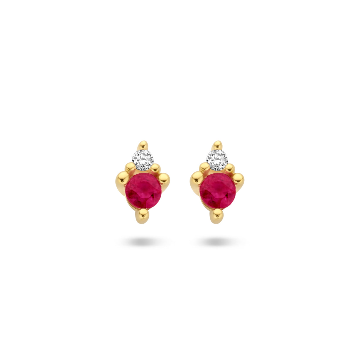 Vooraanzicht van de gouden oorknopjes met robijn en diamant van 14 karaat.