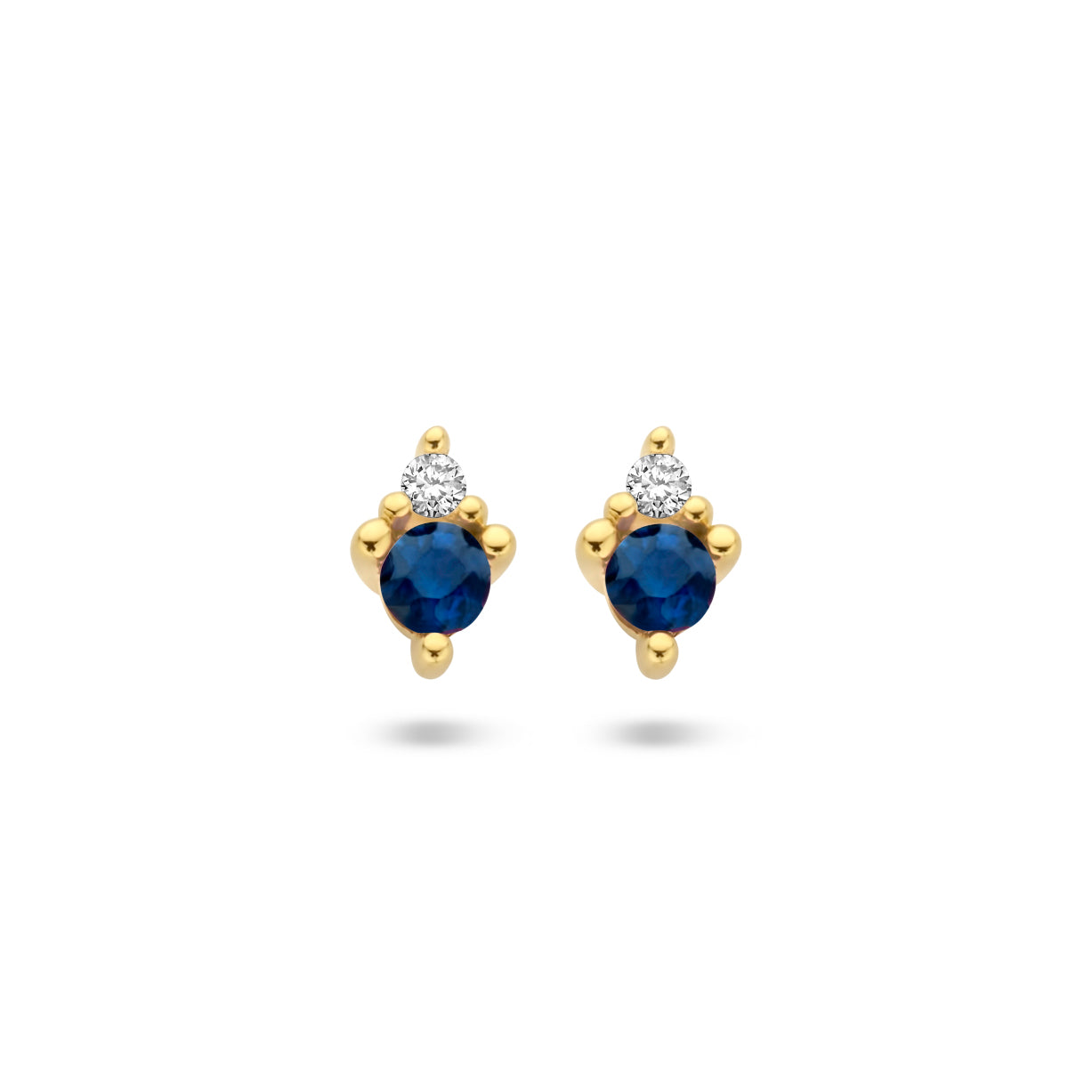 Vooraanzicht van de gouden oorknopjes met saffier en diamant van 14 karaat.