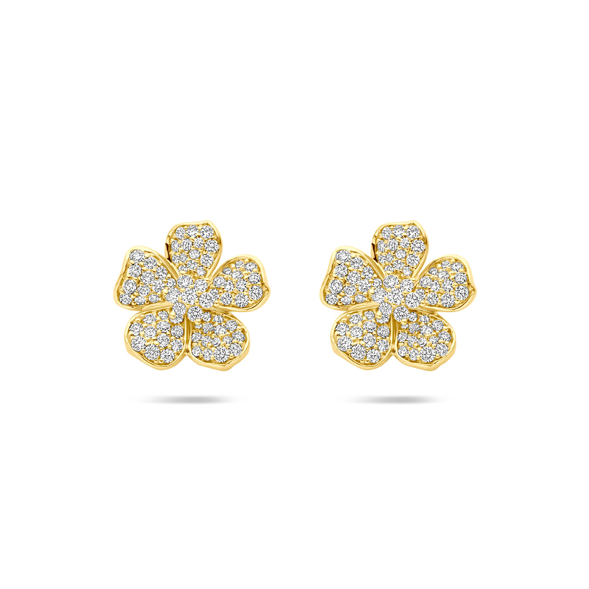 Vooraanzicht van de 14 karaat gouden oorknoppen bloem met diamant pavé 0,70 ct, 12 mm hoog en 12 mm breed.
