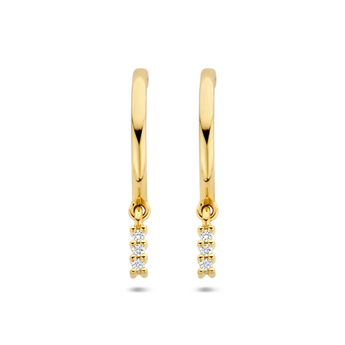 Vooraanzicht van de 'Brilla' 14 karaat gouden oorringen met een staafje met diamanten van samen 0,05 ct.