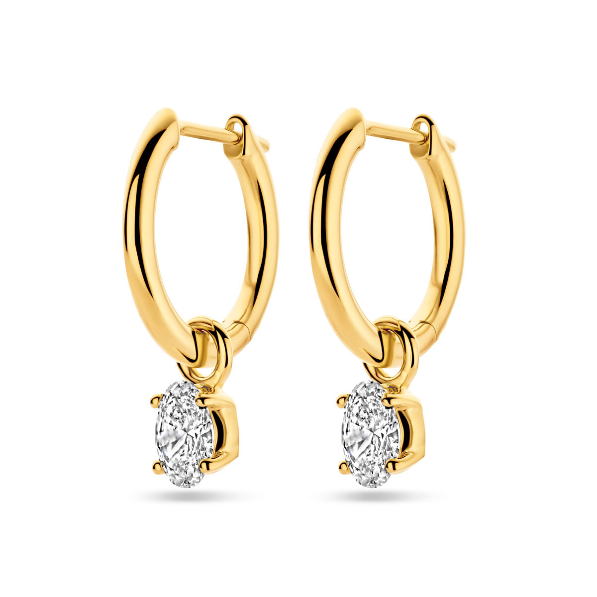 Vooraanzicht van de gouden klapoorringen met ovale lab grown diamant van 14 karaat.