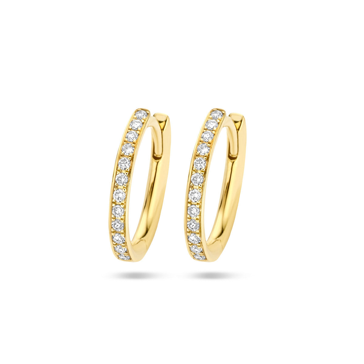 Vooraanzicht van de gouden ovale klapoorringen met diamant van 14 karaat in de maat 13 mm.