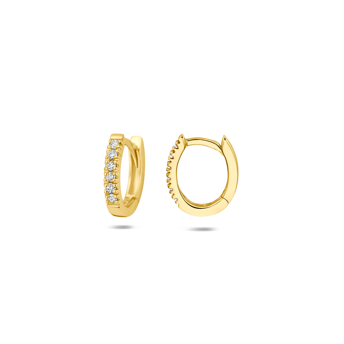 Voor- en zijaanzicht van de gouden ovale klapoorringen met lab grown diamant van 14 karaat.