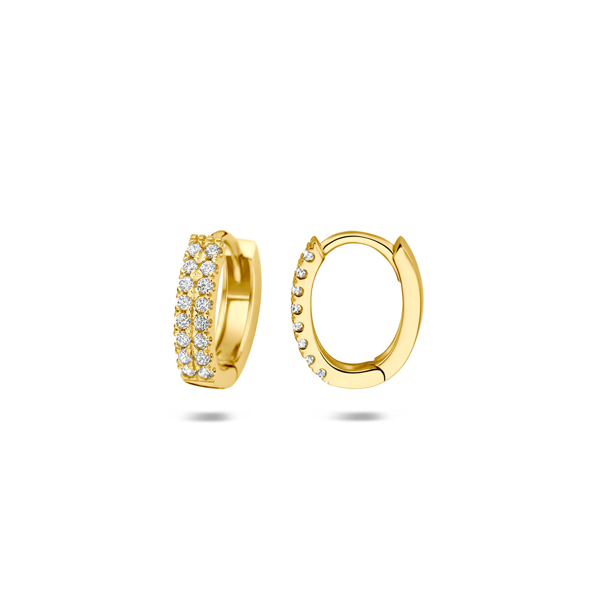 Voor- en zijaanzicht van de gouden ovale klapoorringen met zirkonia van 14 karaat.