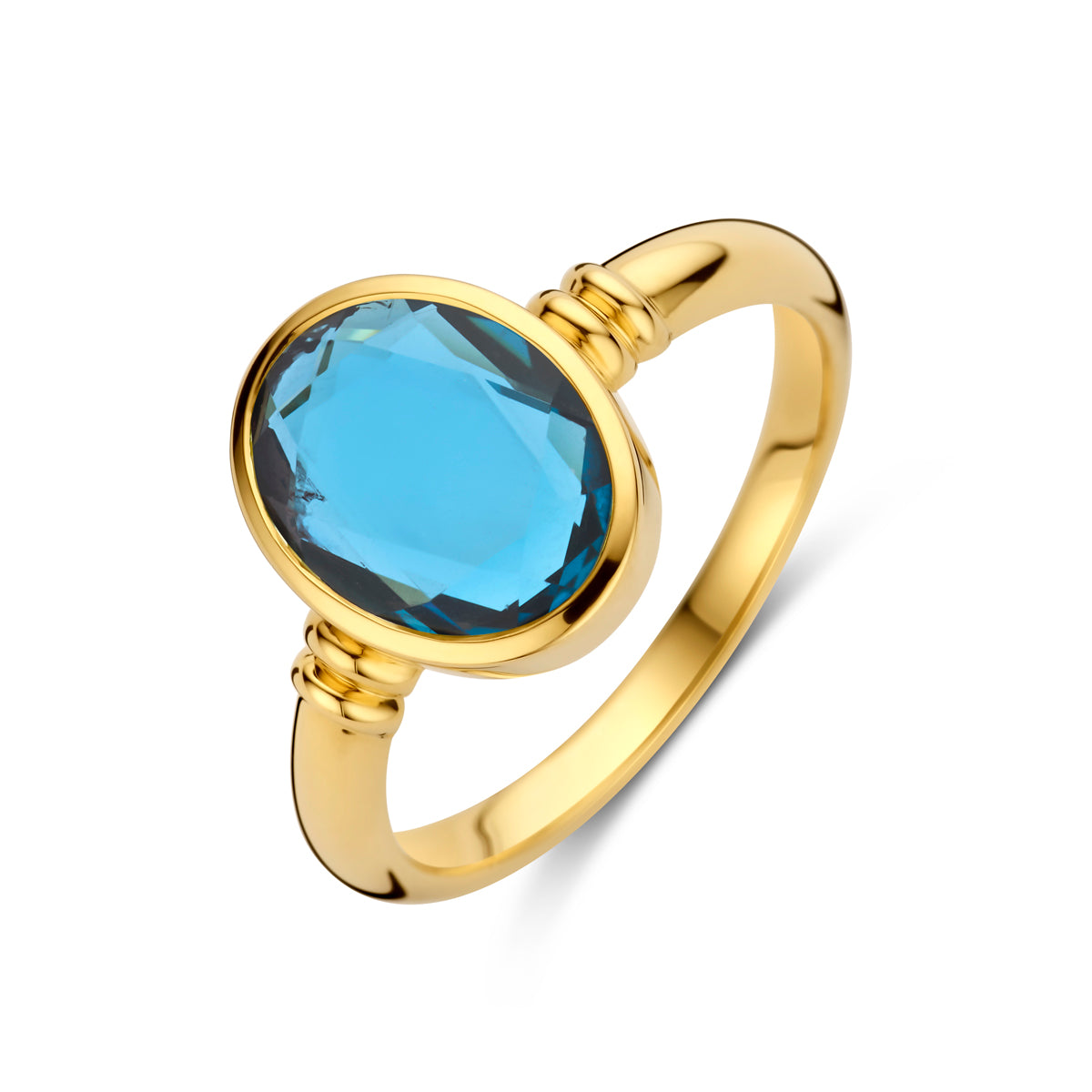 Schuin bovenaanzicht van de gouden ring met blauwe topaas van 14 karaat.