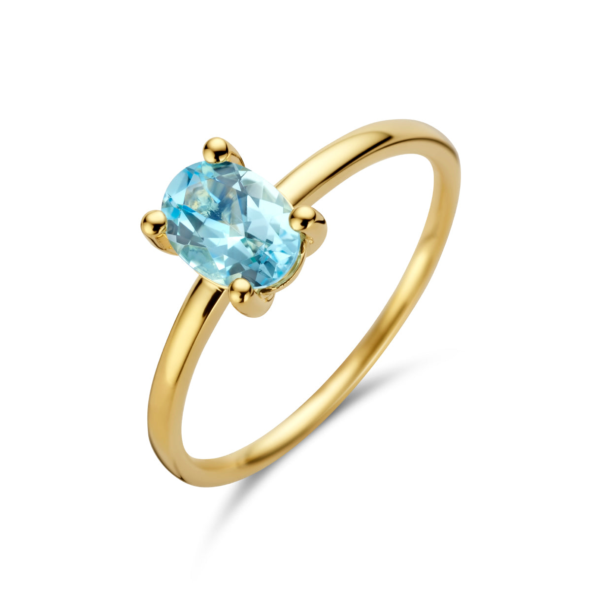 Schuin bovenaanzicht van de gouden ring met blauwe topaas van 14 karaat.