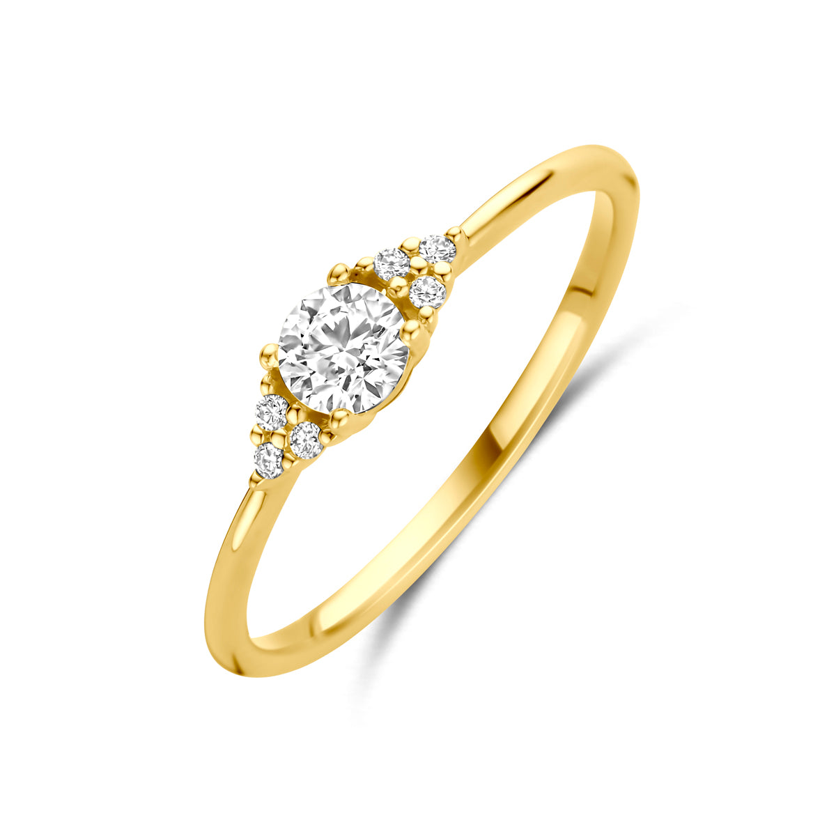 Schuin bovenaanzicht van de gouden ring met diamant van 14 karaat.