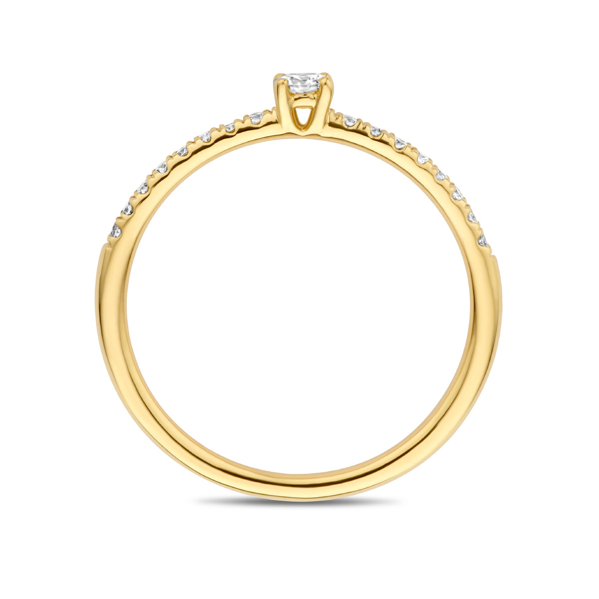 Model draagt de gouden ring met diamanten van 14 karaat aan de hand.