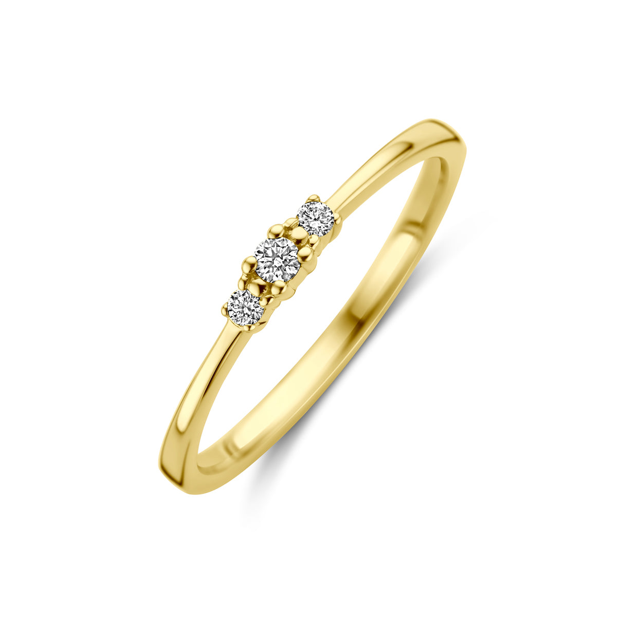 Schuin bovenaanzicht van de gouden ring met drie diamanten van 14 karaat.