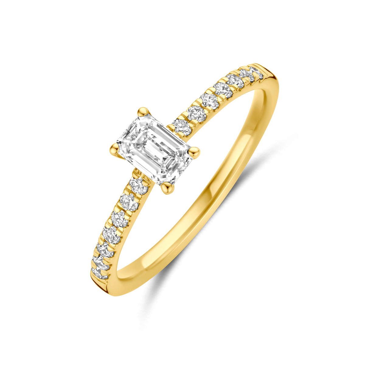 Schuin bovenaanzicht van de gouden ring met lab grown diamant van 14 karaat.