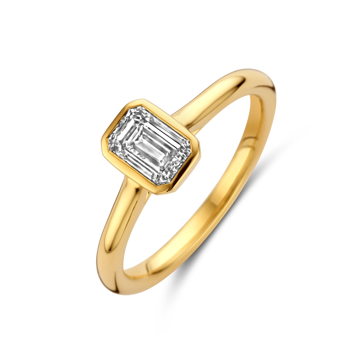 Schuin bovenaanzicht van de gouden ring met emerald lab grown diamant van 14 karaat.
