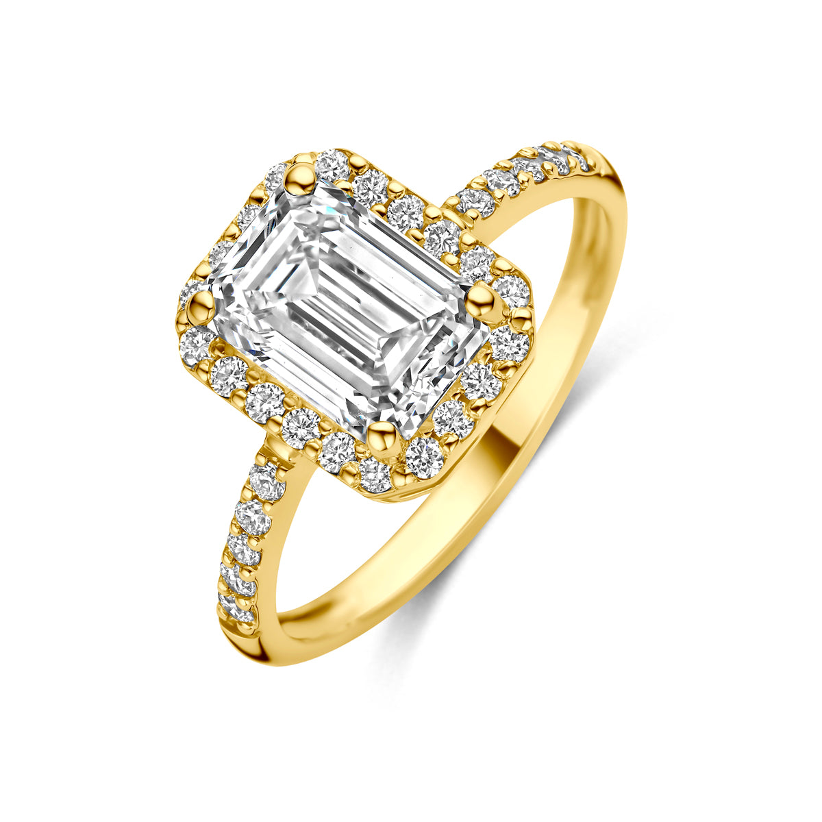 Schuin bovenaanzicht van de gouden ring met emerald lab grown diamant van 14 karaat.