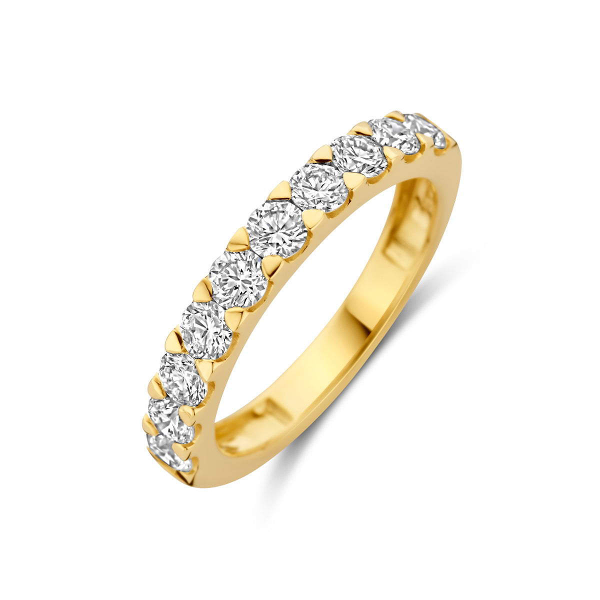 Schuin bovenaanzicht van de gouden ring met lab grown diamant van 14 karaat.