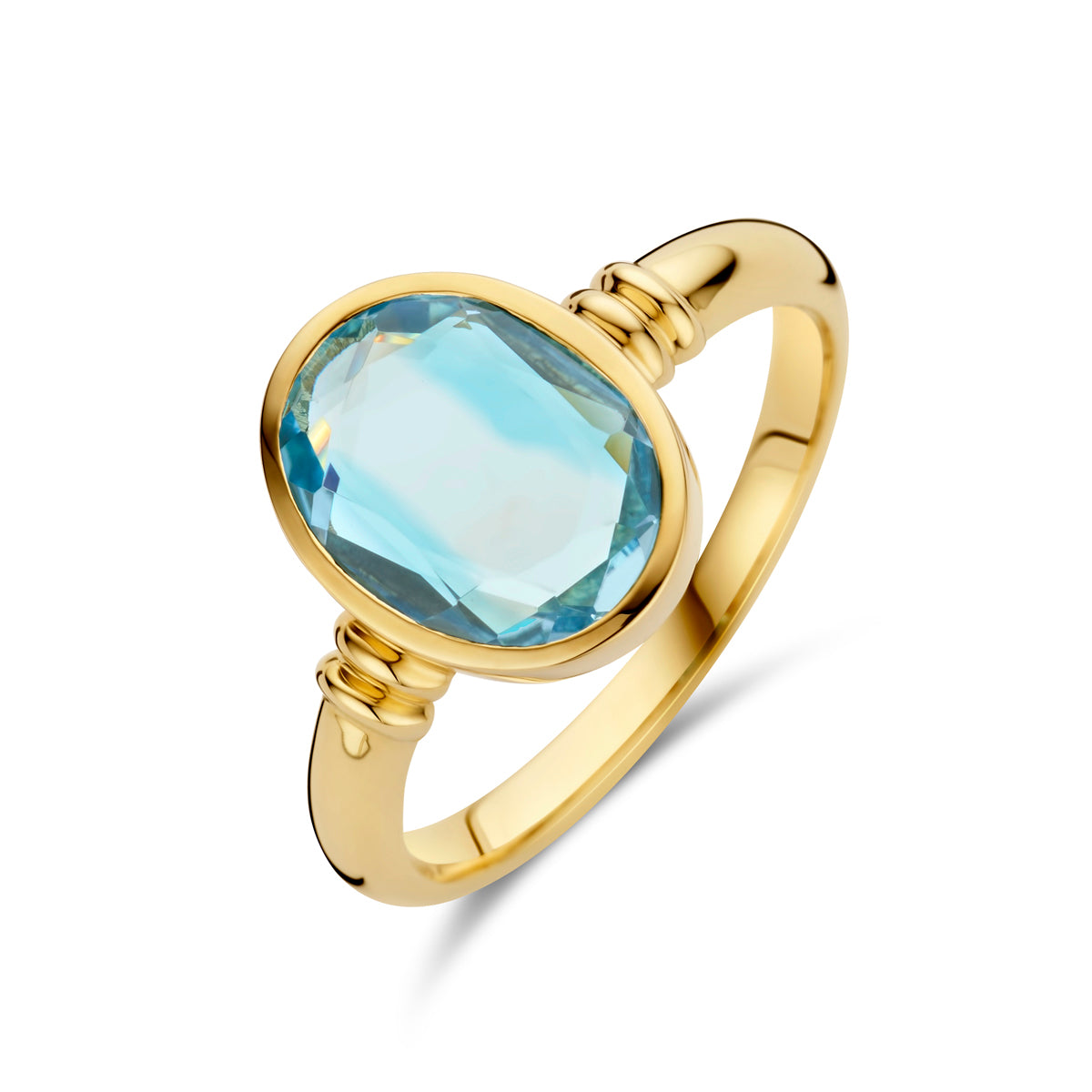Schuin bovenaanzicht van de gouden ring met lichtblauwe topaas van 14 karaat.