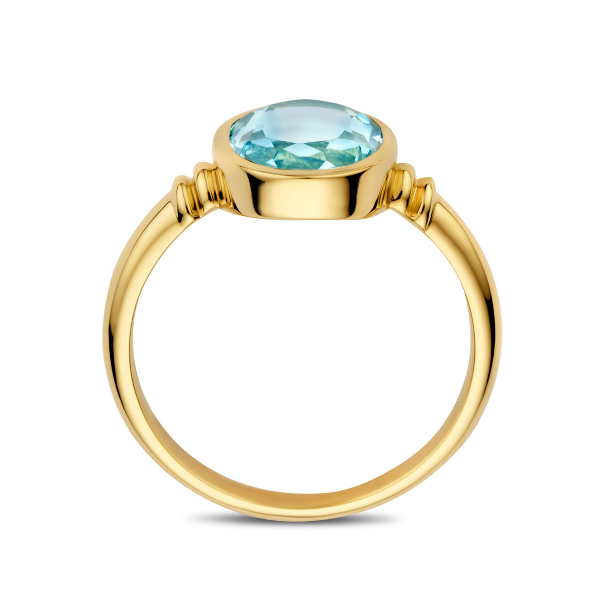 Zijaanzicht van de gouden ring met lichtblauwe topaas van 14 karaat.