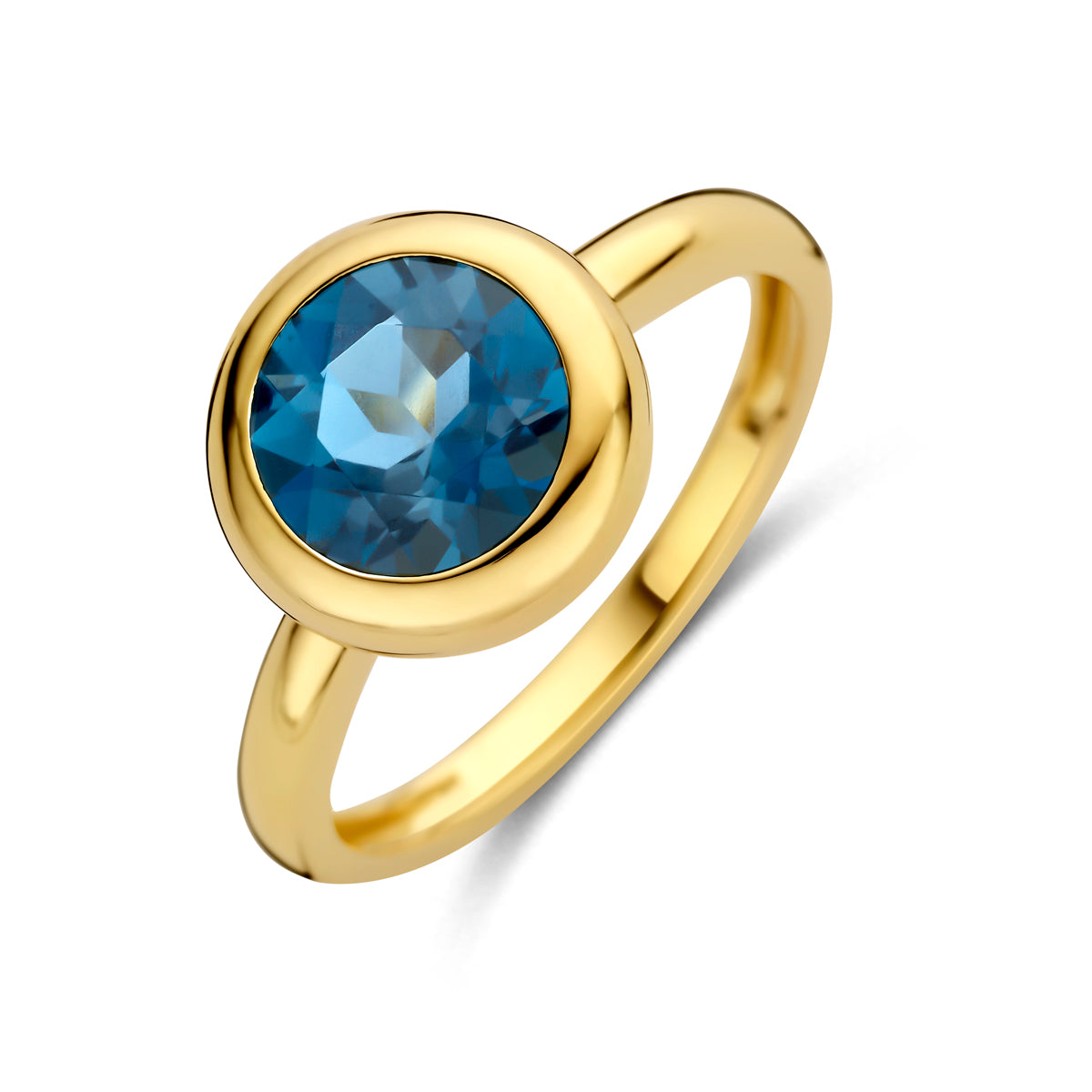 Schuin bovenaanzicht van de gouden ring met London blue topaas van 14 karaat.