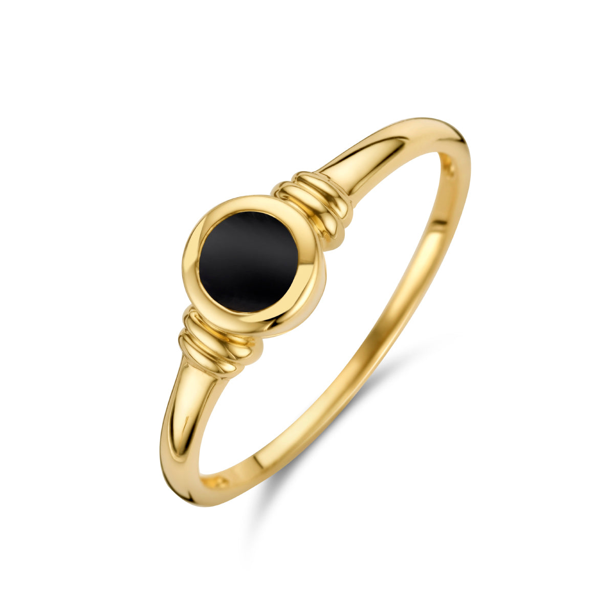 Schuin bovenaanzicht van de gouden ring met onyx van 14 karaat.