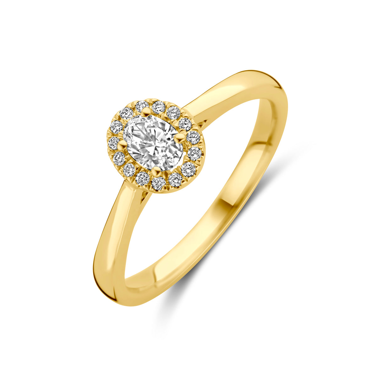 Schuin bovenaanzicht van de gouden ring met ovale lab grown diamant van 14 karaat.