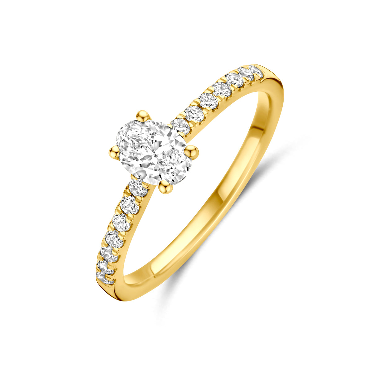 Schuin bovenaanzicht van de gouden ring met ovale lab grown diamant van 14 karaat.