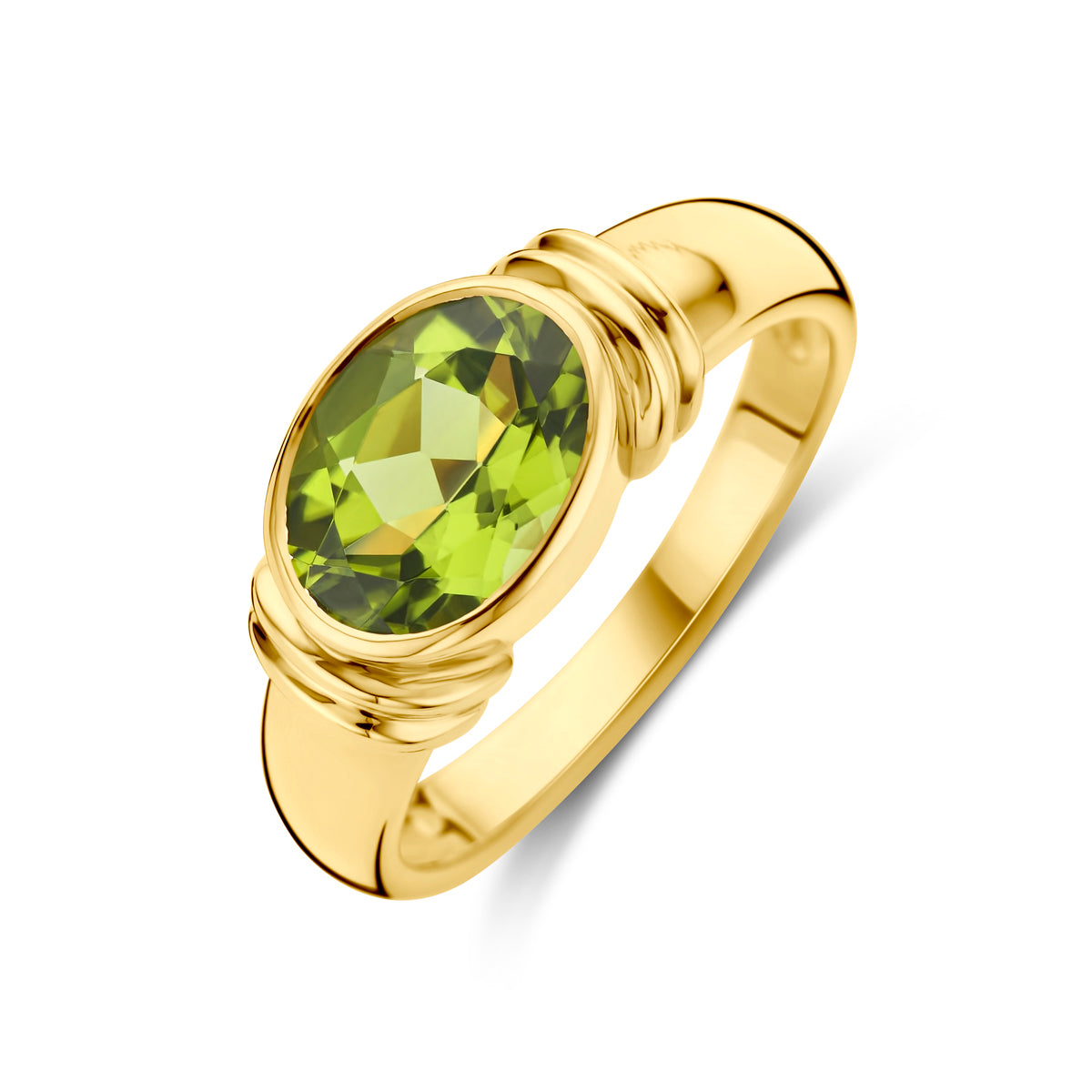 Schuin bovenaanzicht van de gouden ring met ovale peridoot van 14 karaat.