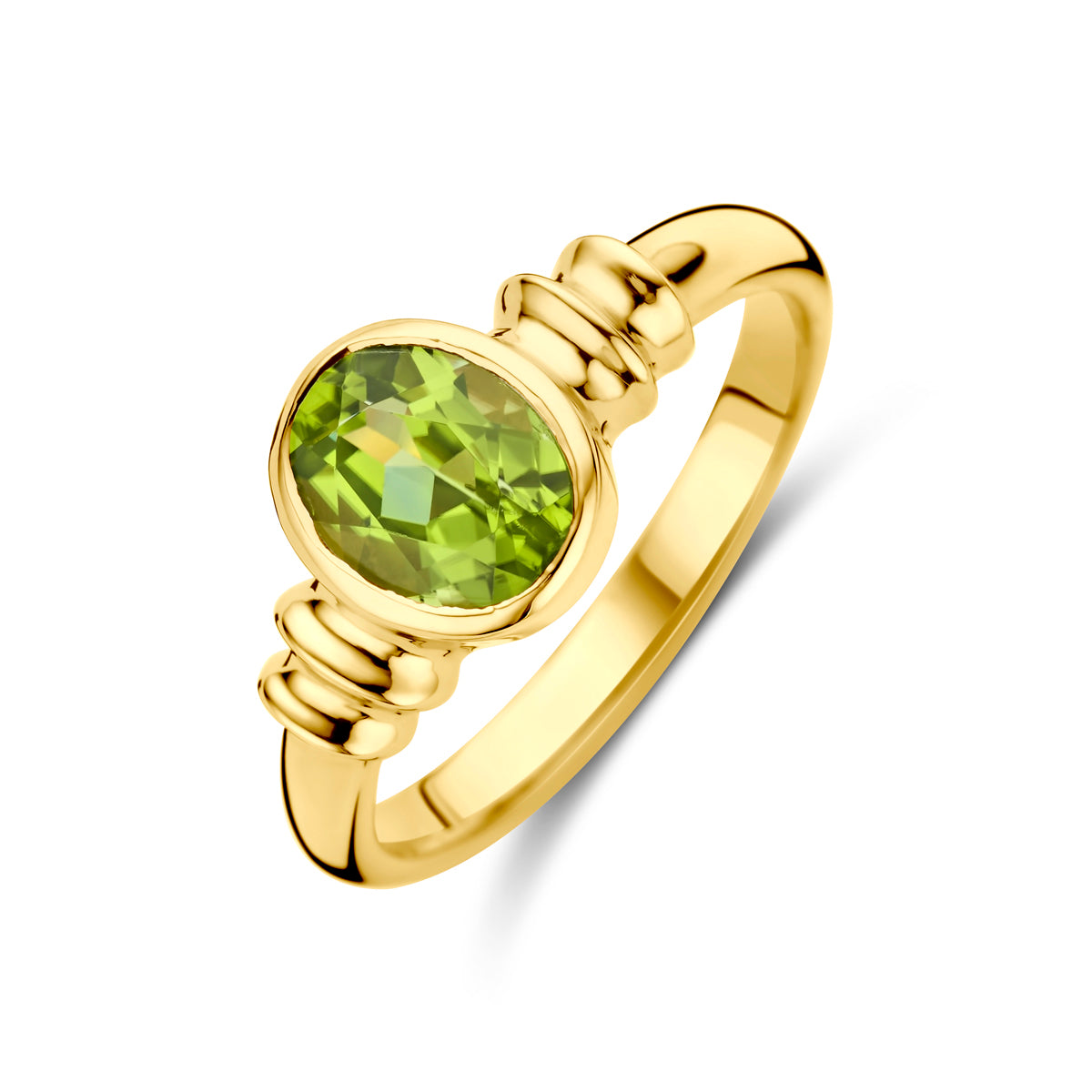 Schuin bovenaanzicht van de gouden ring met peridoot van 14 karaat.