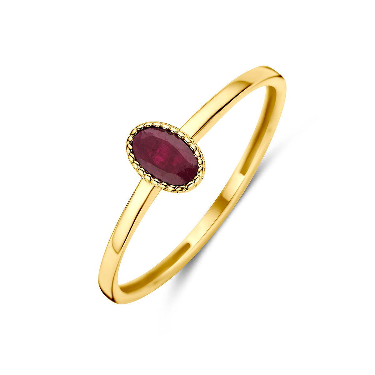 Schuin bovenaanzicht van de gouden ring met ovale robijn van 14 karaat.