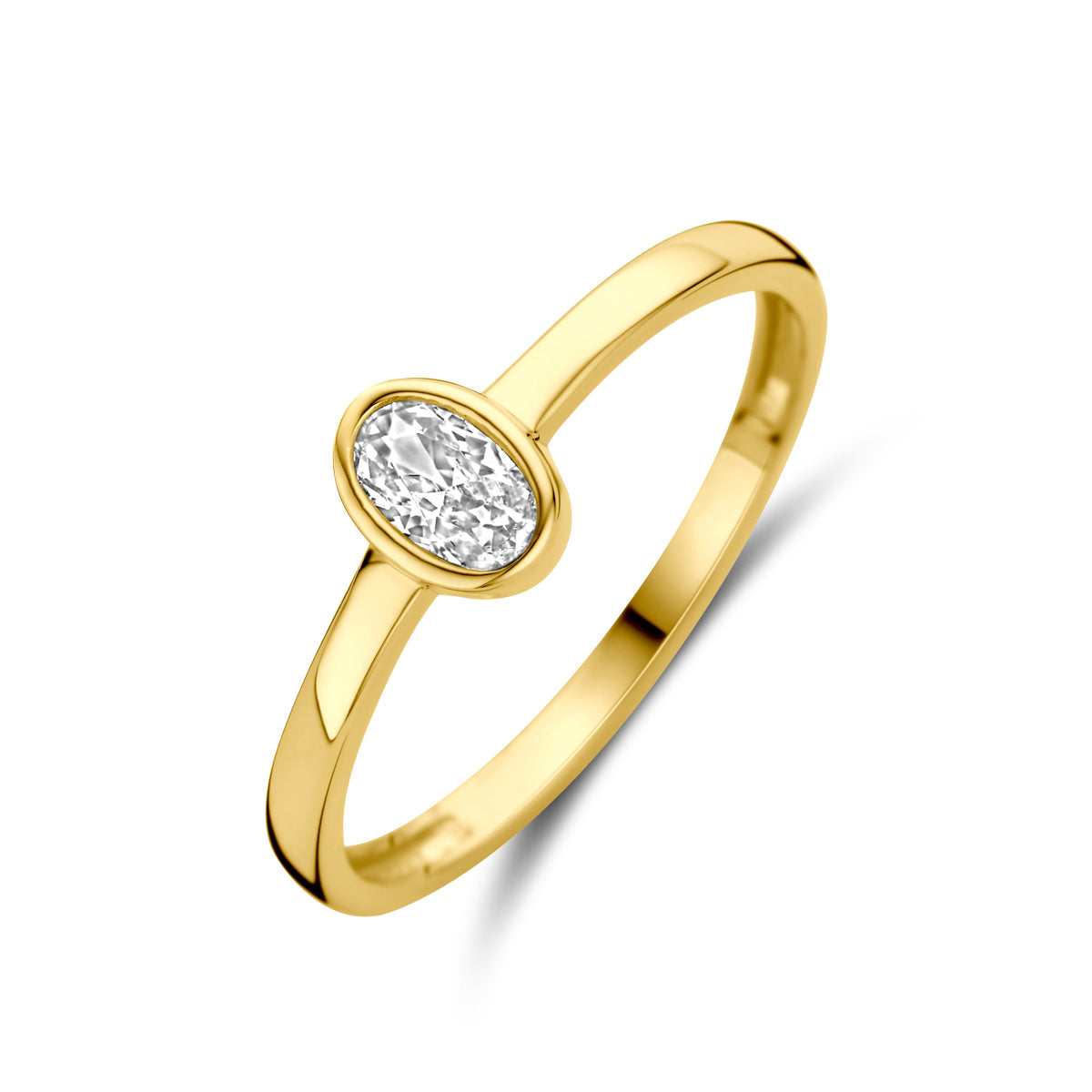 Schuin bovenaanzicht van de gouden ring met ovale zirkonia van 14 karaat.