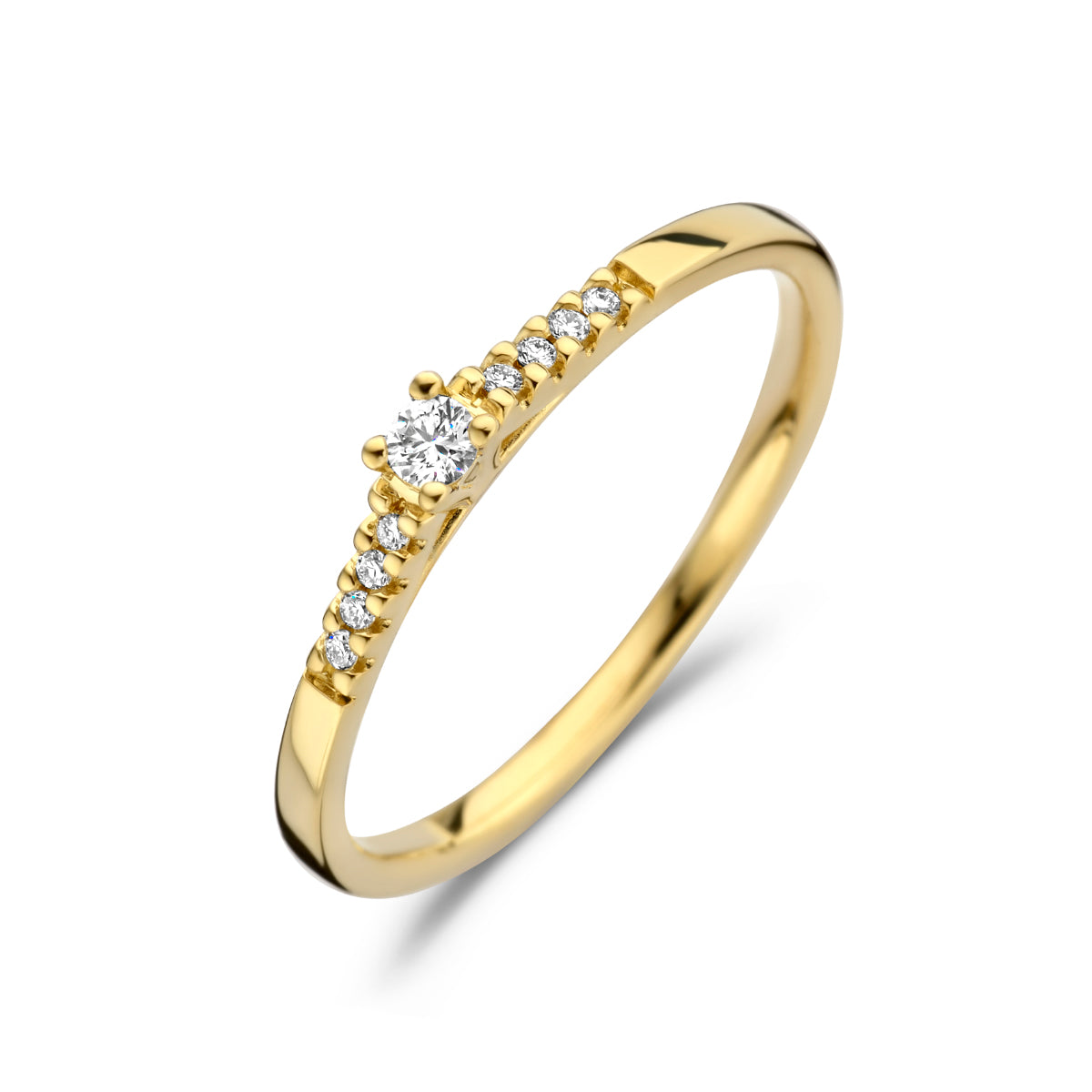 Schuin bovenaanzicht van de gouden ring met diamant van 14 karaat.