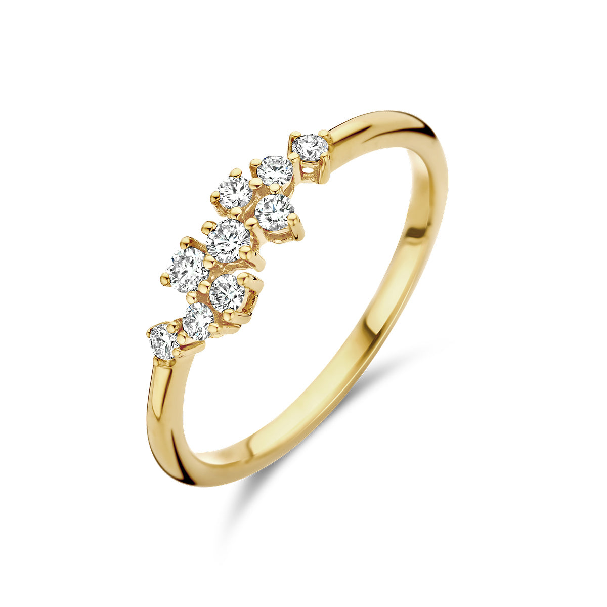 Schuin bovenaanzicht van de gouden ring met diamant van 14 karaat.