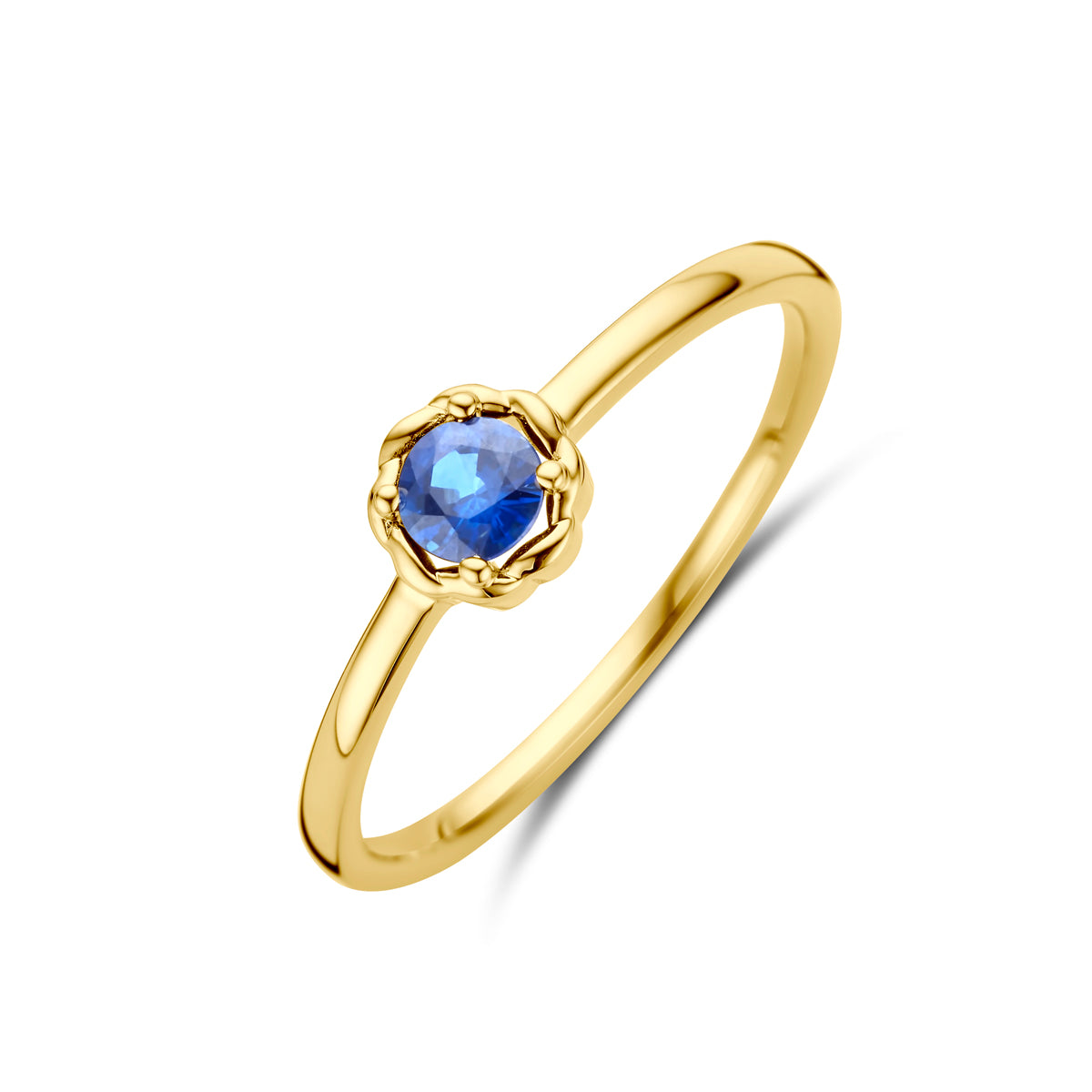 Schuin bovenaanzicht van de gouden ring met saffier van 14 karaat.