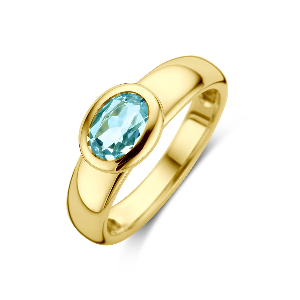 Schuin bovenaanzicht van de gouden ring met sky blue topaas van 14 karaat.