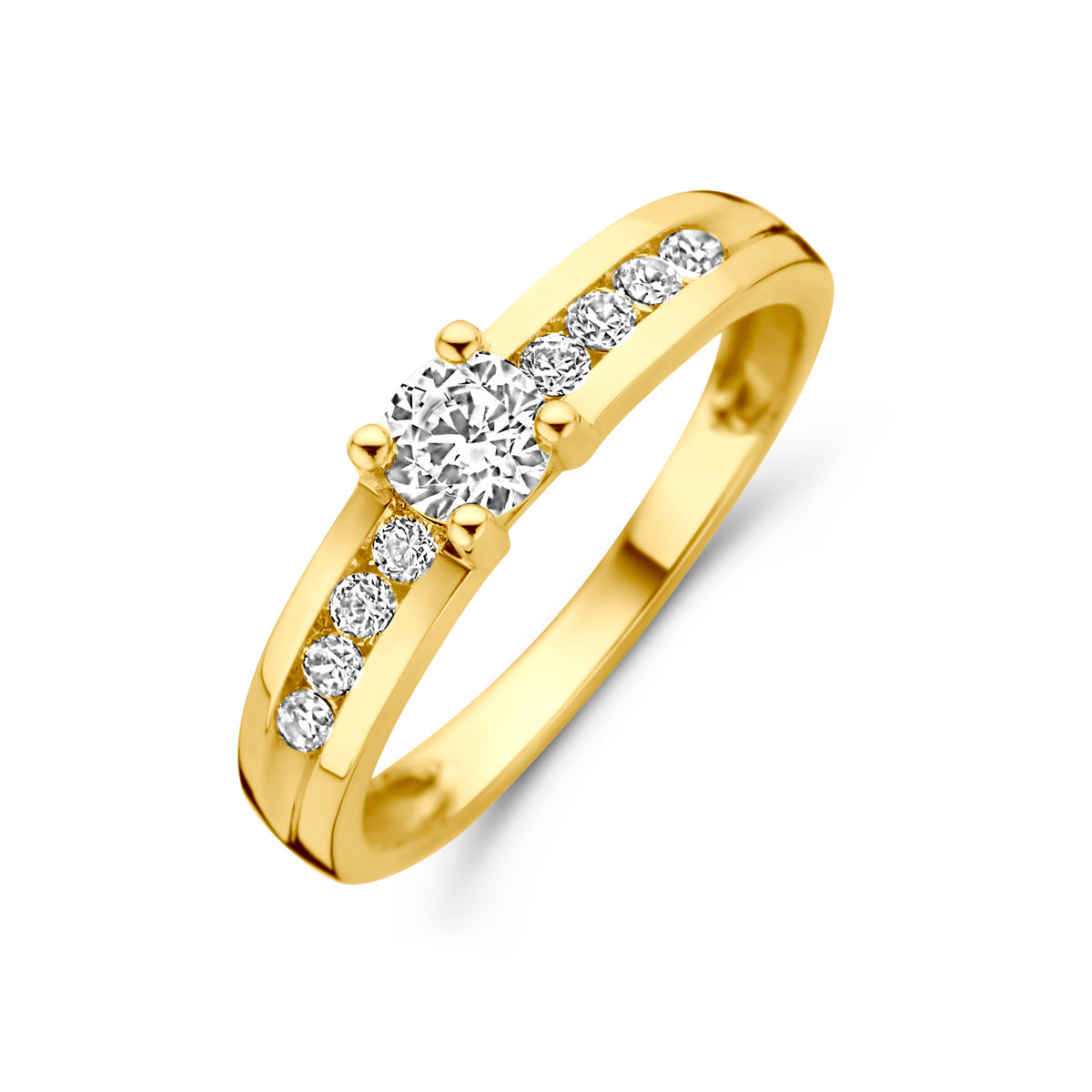 Schuin bovenaanzicht van de gouden ring met zirkonia van 14 karaat.