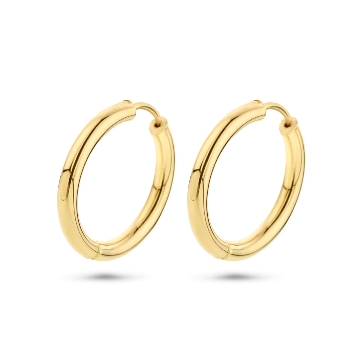 Vooraanzicht van de gouden ronde buis klapoorringen van 14 karaat in de maat 20 mm.