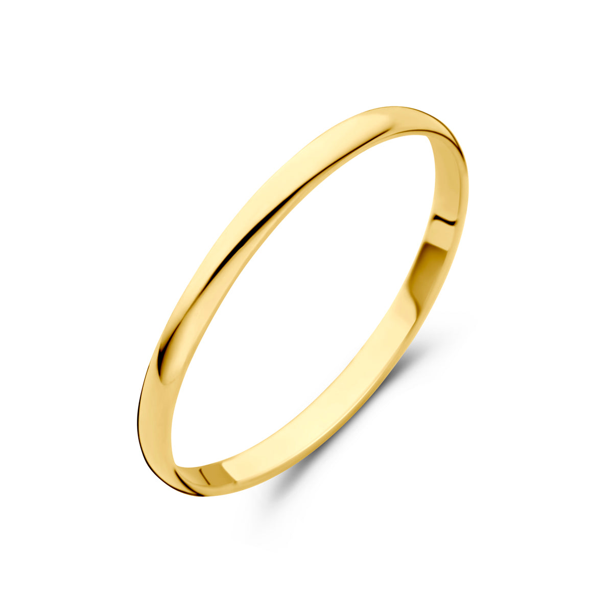 Schuin bovenaanzicht van de gouden smalle ring van 14 karaat.