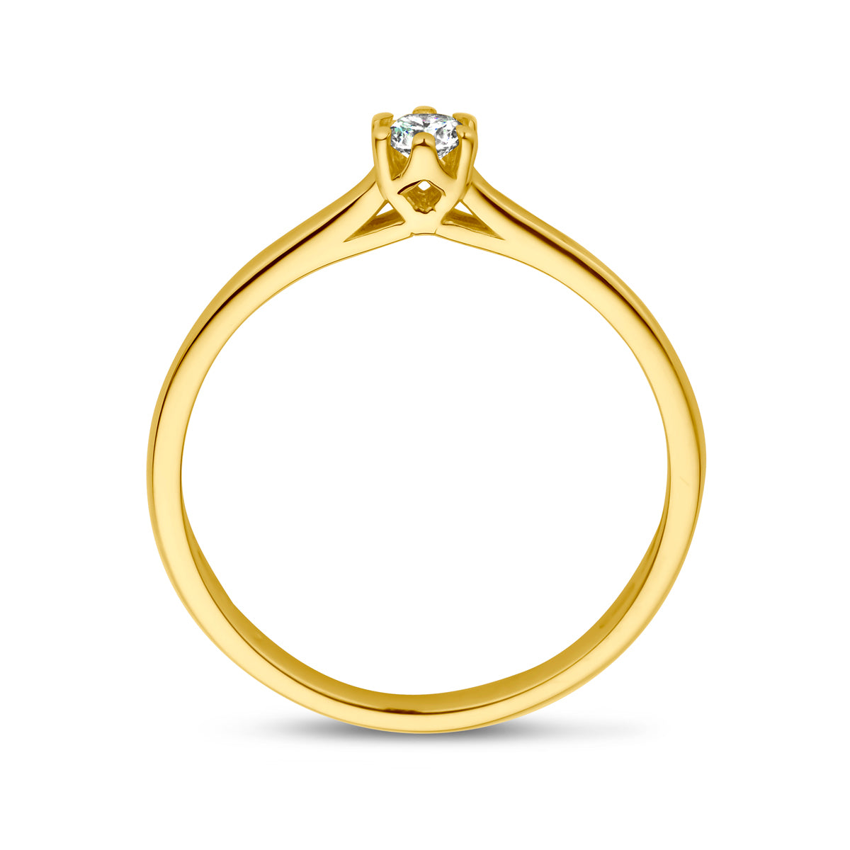 Model draagt de gouden solitair ring met diamant van 14 karaat aan de hand.