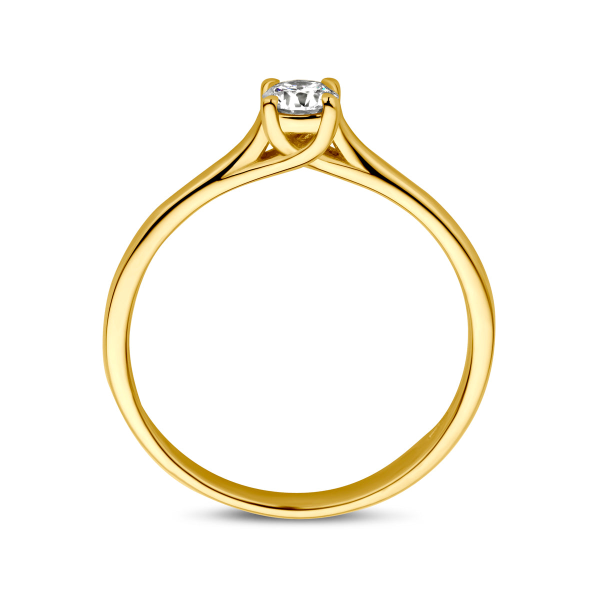 Model draagt de gouden solitair ring met diamant van 14 karaat aan de hand.