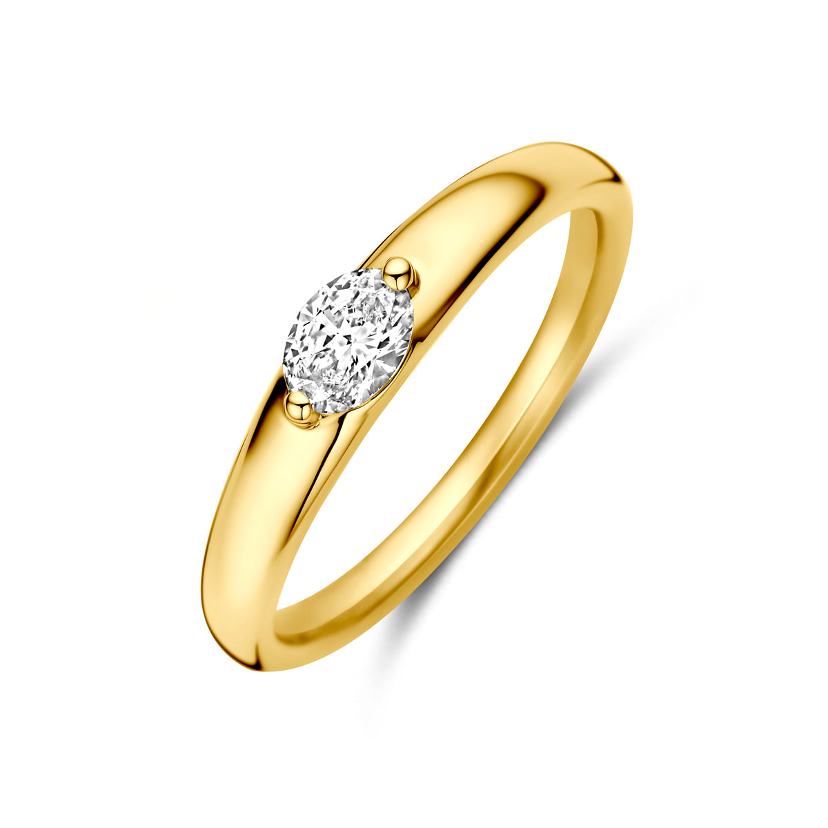 Schuin bovenaanzicht van de gouden solitair ring met diamant van 14 karaat.