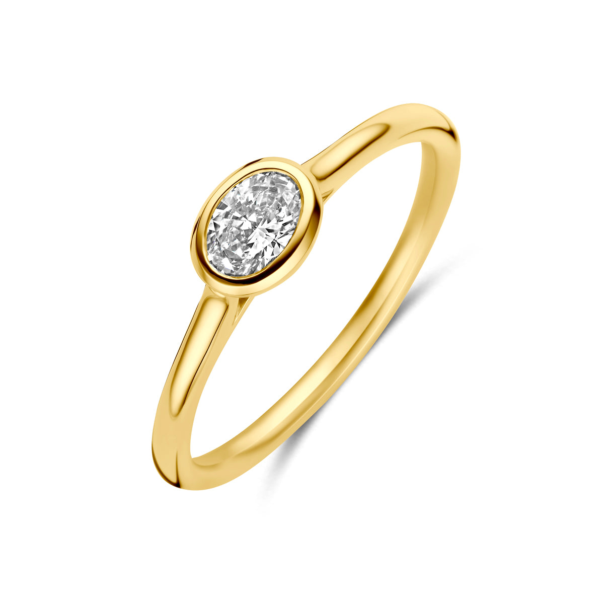 Schuin bovenaanzicht van de gouden solitair ring met diamant van 14 karaat.