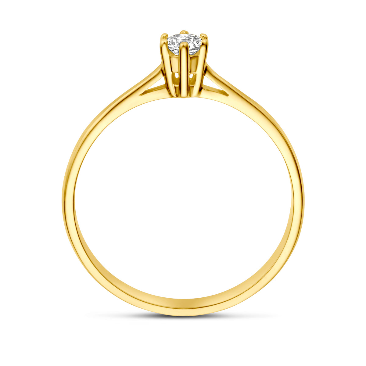 Model draagt de gouden solitair ring met zirkonia van 14 karaat aan de hand.