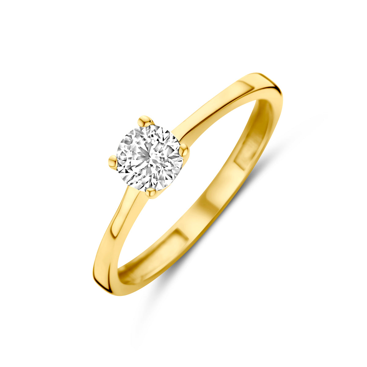 Schuin bovenaanzicht van de gouden solitair ring met zirkonia van 14 karaat.