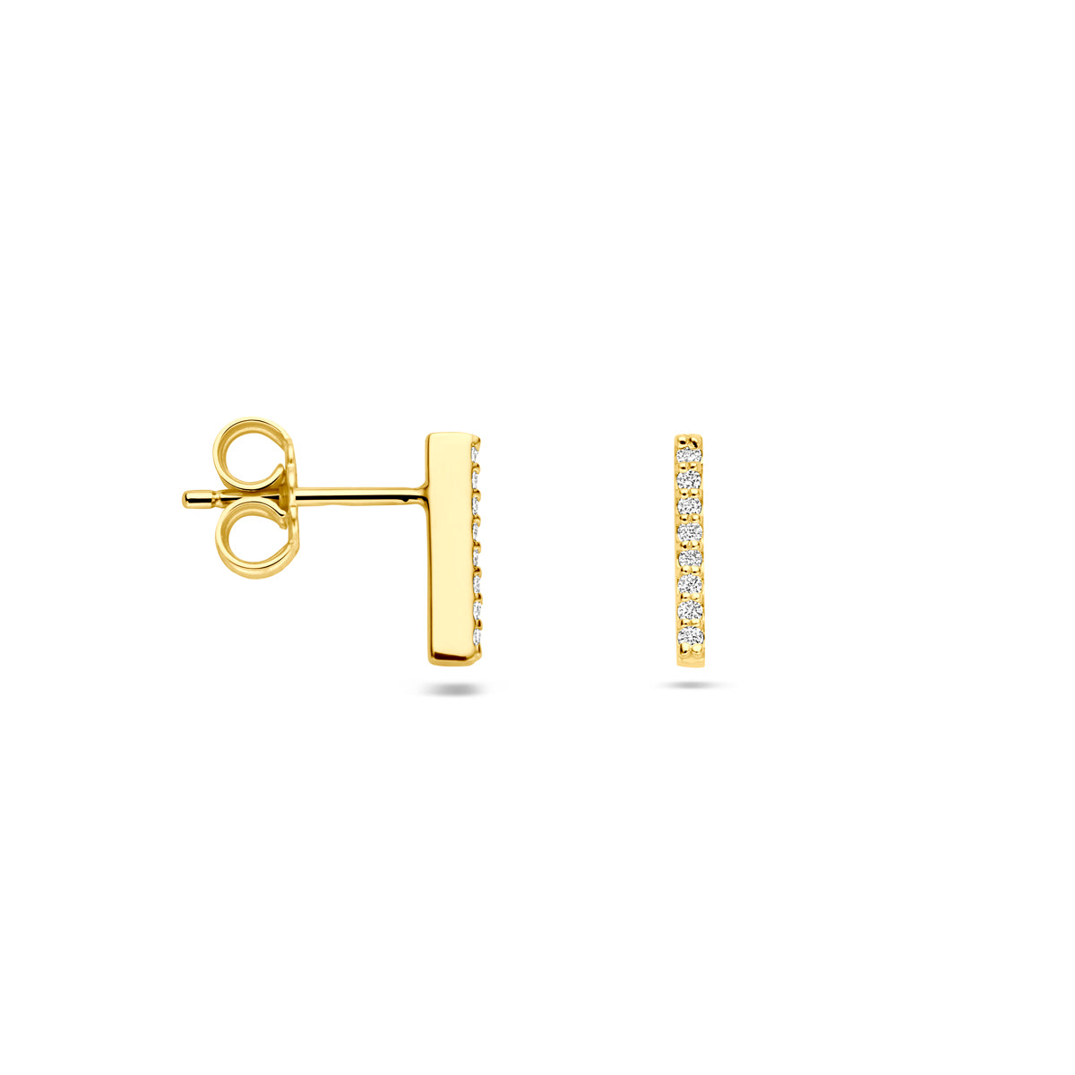 Voor- en zijaanzicht van de gouden staafjes oorknopjes met lab grown diamant van 14 karaat.