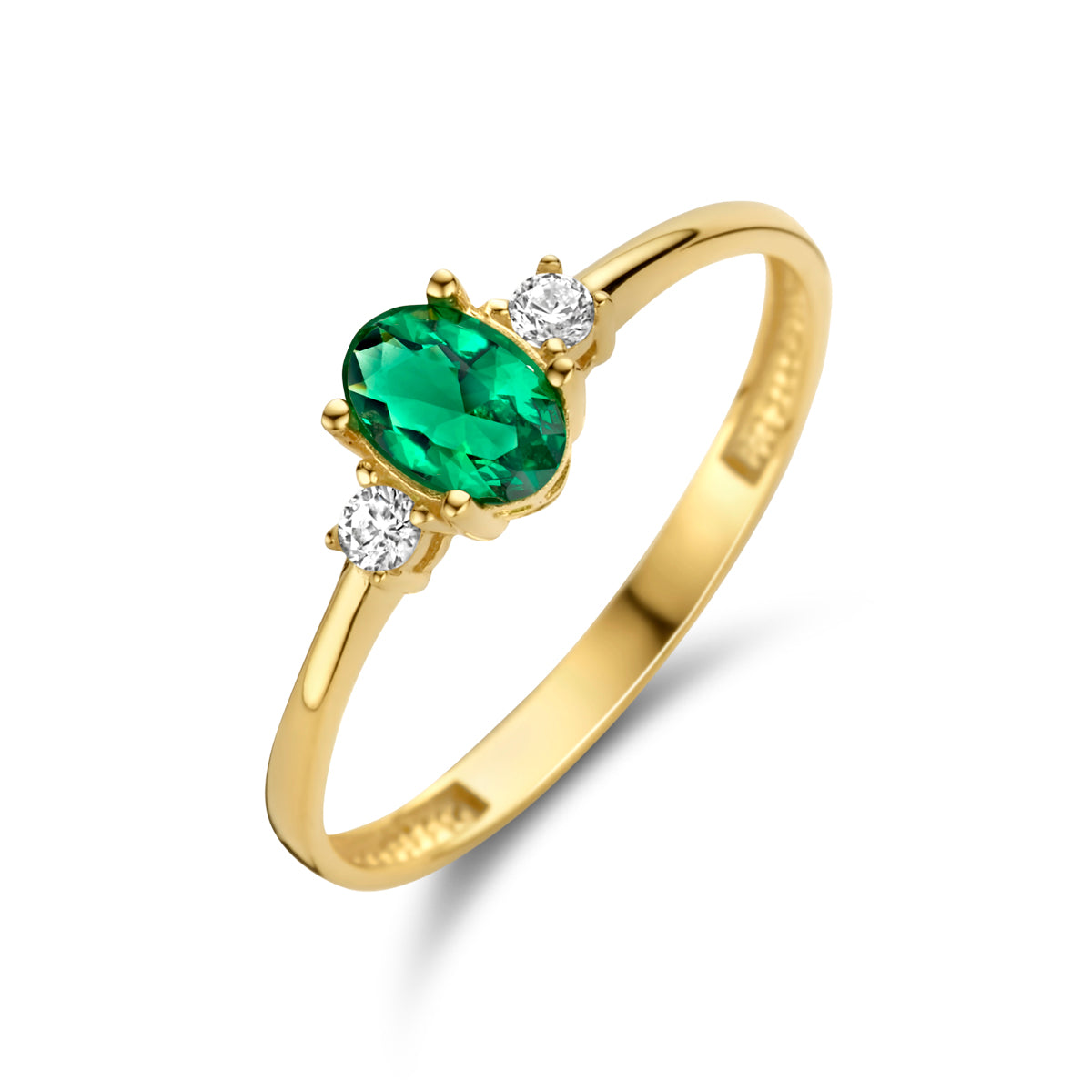 Schuin bovenaanzicht van de gouden trilogie ring met groene zirkonia van 14 karaat.