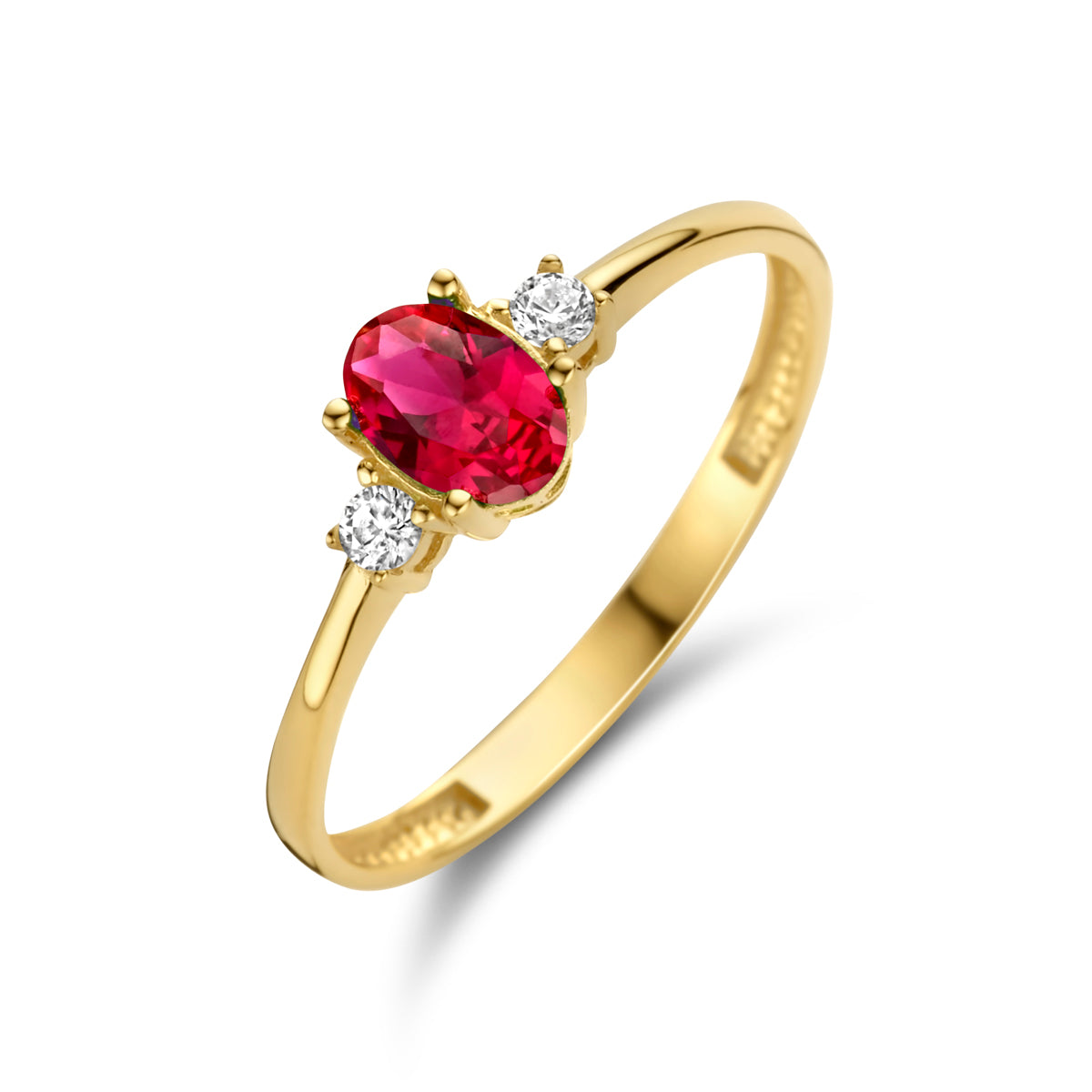 Schuin bovenaanzicht van de gouden trilogie ring met rode zirkonia van 14 karaat.