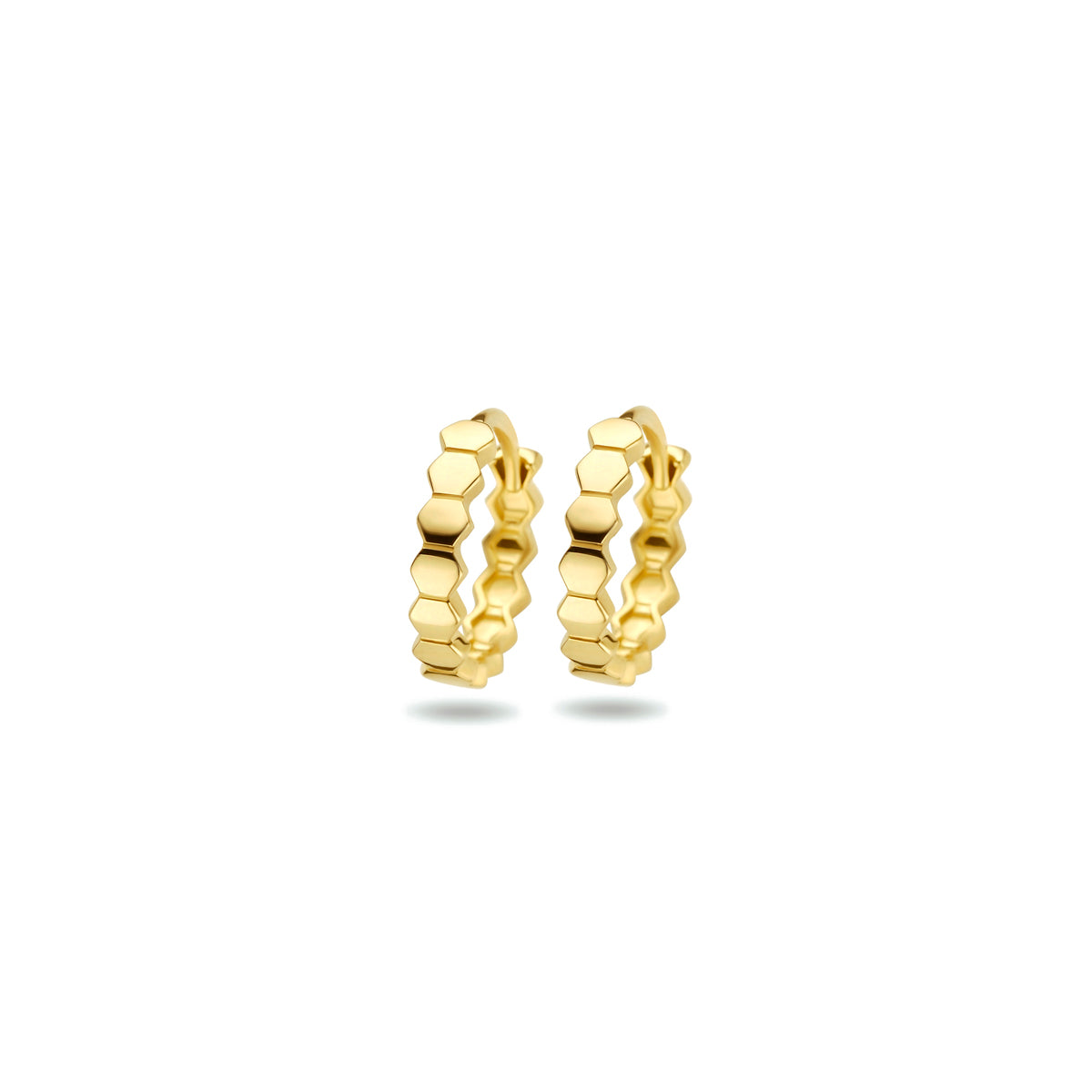 Vooraanzicht van de gouden zeshoekige klapoorringen van 14 karaat.