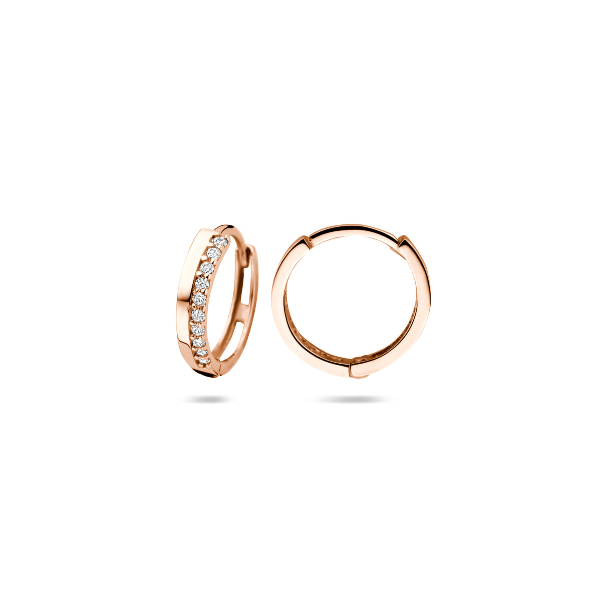 Voor- en zijaanzicht van de roségouden klapoorringen met zirkonia van 14 karaat.