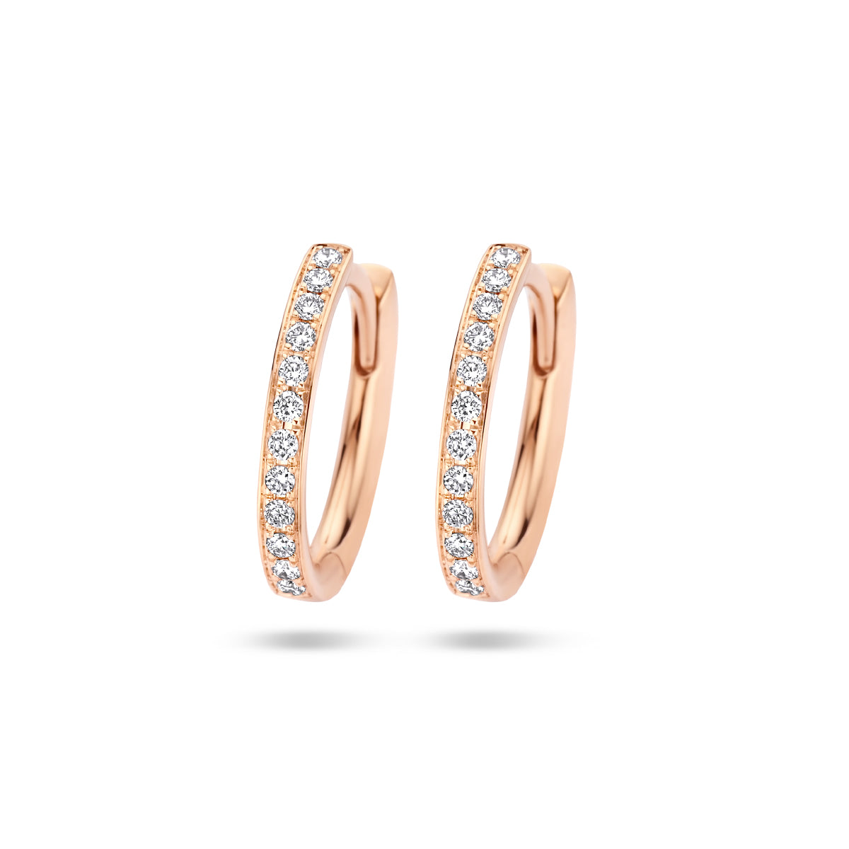Vooraanzicht van de roségouden ovale klapoorringen met diamant van 14 karaat in de maat 13 mm.